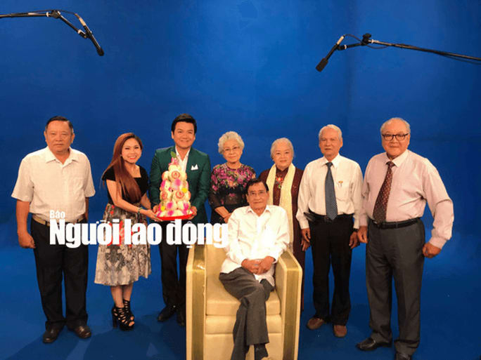 NSƯT Quế Trân khóc nghẹn trong lễ mừng thọ kép độc Nam Hùng 5 NSƯT Quế Trân khóc nghẹn trong lễ mừng thọ kép độc Nam Hùng - Ảnh 4.